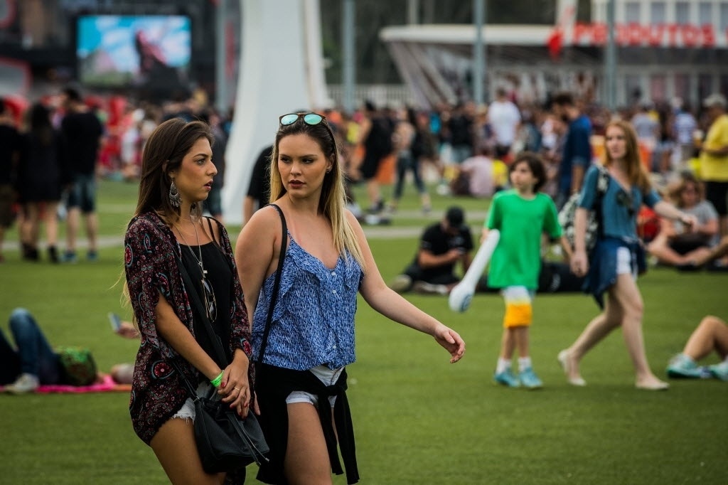 20.set.2015 - Gatas curtem o começo de tarde na Cidade do Rock, durante o terceiro dia do festival Rock in Rio 2015. - Eduardo Anizelli/Folhapress