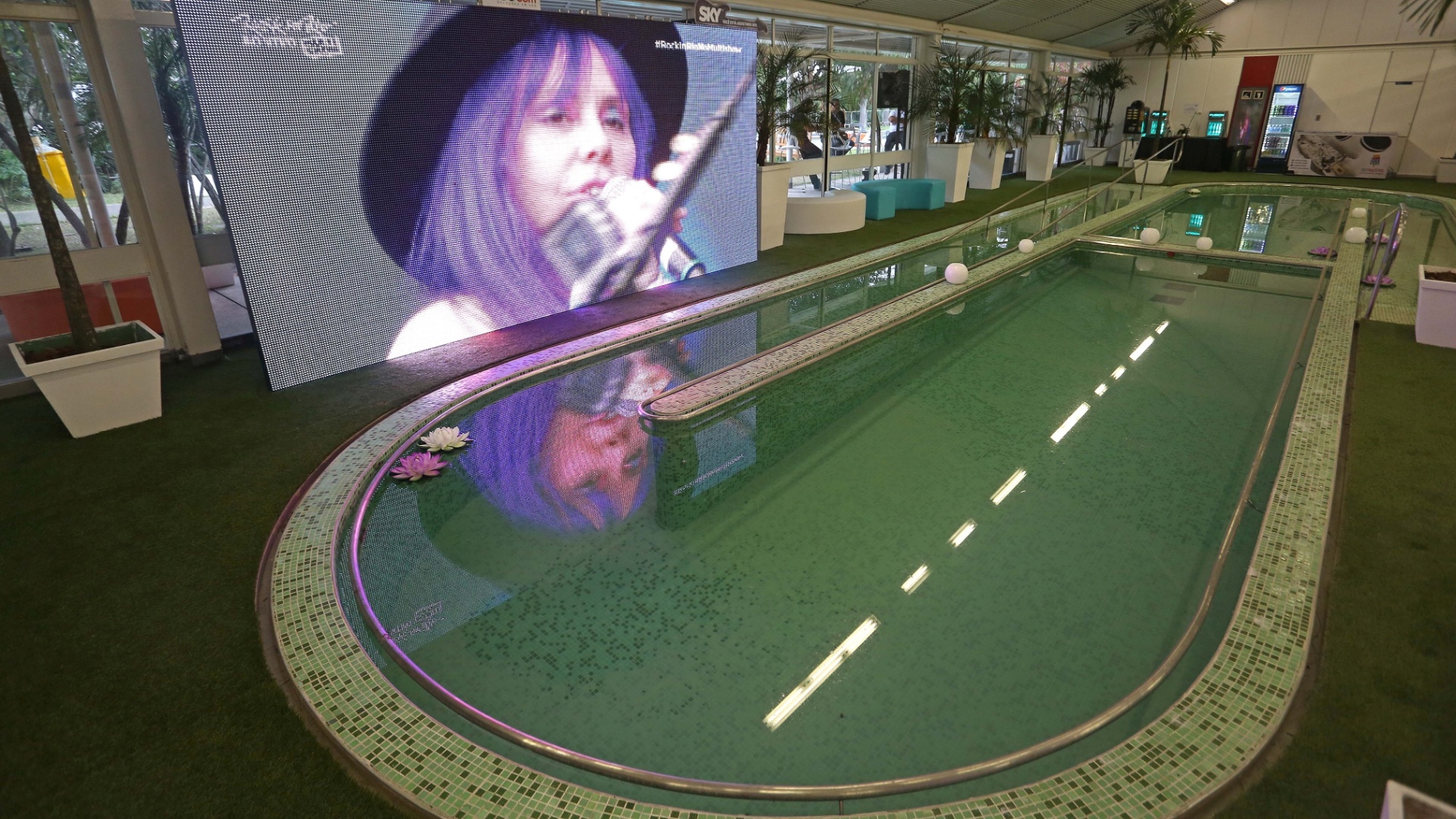 As piscinas eram usadas para a fisioterapia e reabilitação de pacientes do hospital, mas foram decoradas para receber os artistas, com velas e flores-de-lótus. - Marco Teixeira/UOL