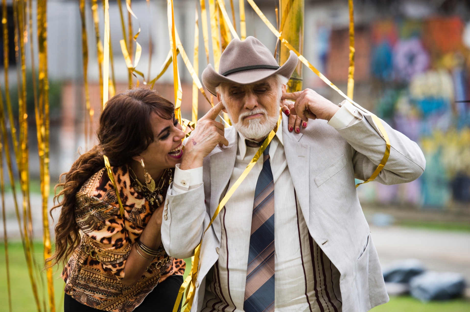 4.nov.2015 - Paula Cohen e Franciso Cuoco, a Rosicler e o Evaristo, gravam cena do último capítulo de "I Love Paraisópolis" - Divulgação/Globo