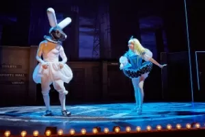 Cena do espetáculo "wonder.land", livremente inspirado em "Alice no País das Maravilhas" e que está em cartaz no National Theatre de Londres - Divulgação