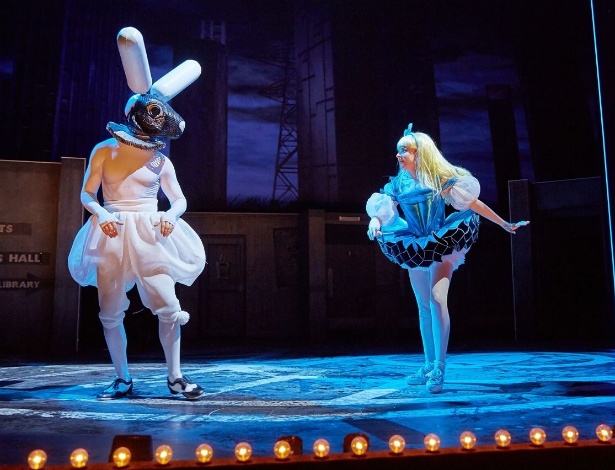 Cena do espetáculo "wonder.land", livremente inspirado em "Alice no País das Maravilhas" e que está em cartaz no National Theatre de Londres - Divulgação