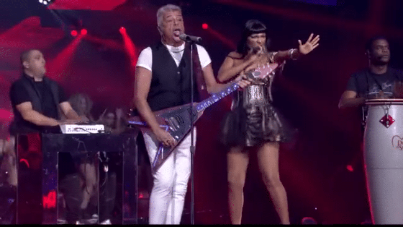 26.dez.2015 - Lulu Santos surpreendeu o público logo no início do programa ao cantar a música "Xibom Bombom", sucesso do grupo de axé "As Meninas" nos anos 1990 - Reprodução/TV Globo