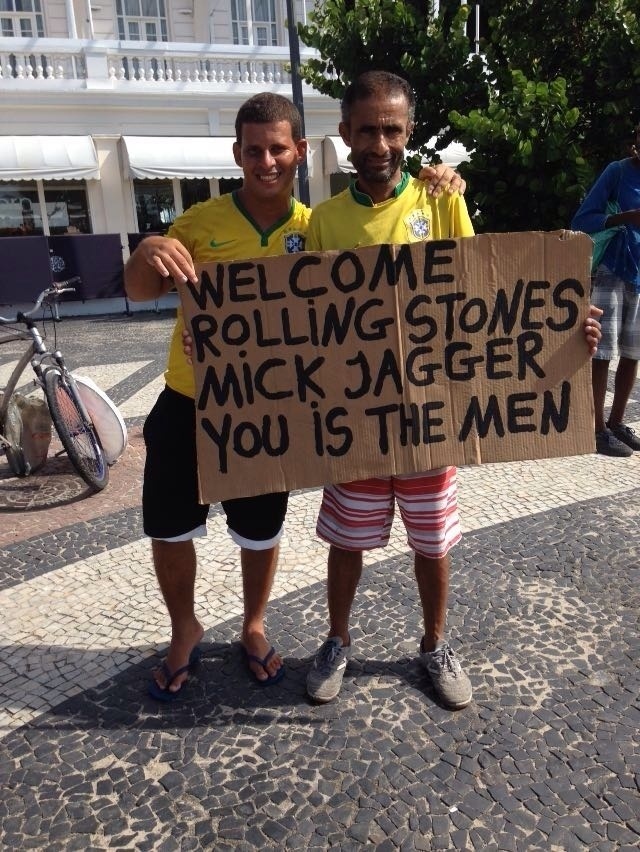 20.fev.2016 - Os comerciantes Rogério de Azevedo, 35, e Caique do Nascimento, 46, estão desde às 6h na porta do hotel "só para aparecer" - Ana Paula Bazolli/UOL