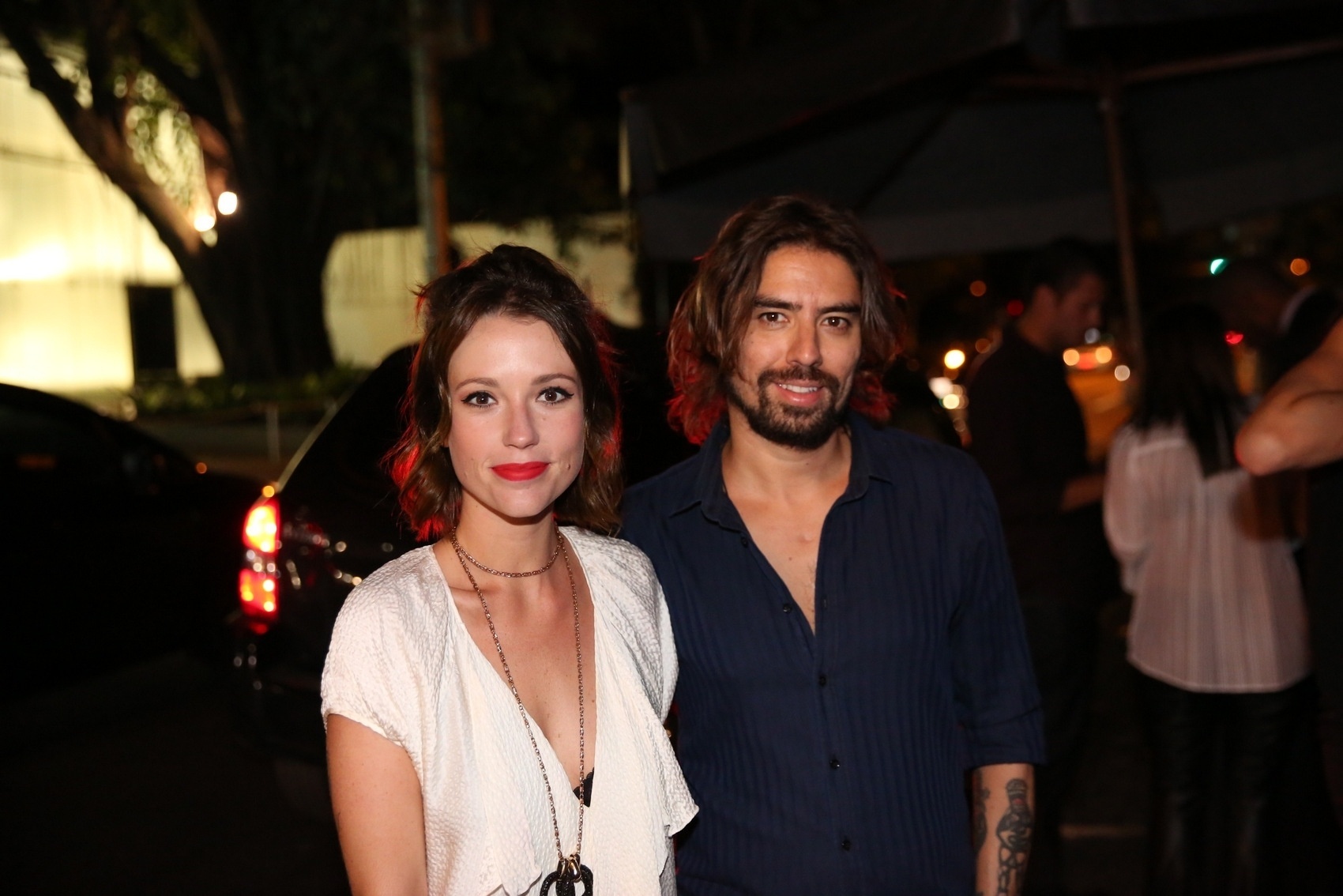 25.fev.2016 - De cabelos curtos por causa de sua personagem em "Os Dez Mandamentos", a atriz Juliana Didone chega acompanhada do namorado na festa em homenagem aos Stones - Thiago Duran  e Denilson Santos/AgNews