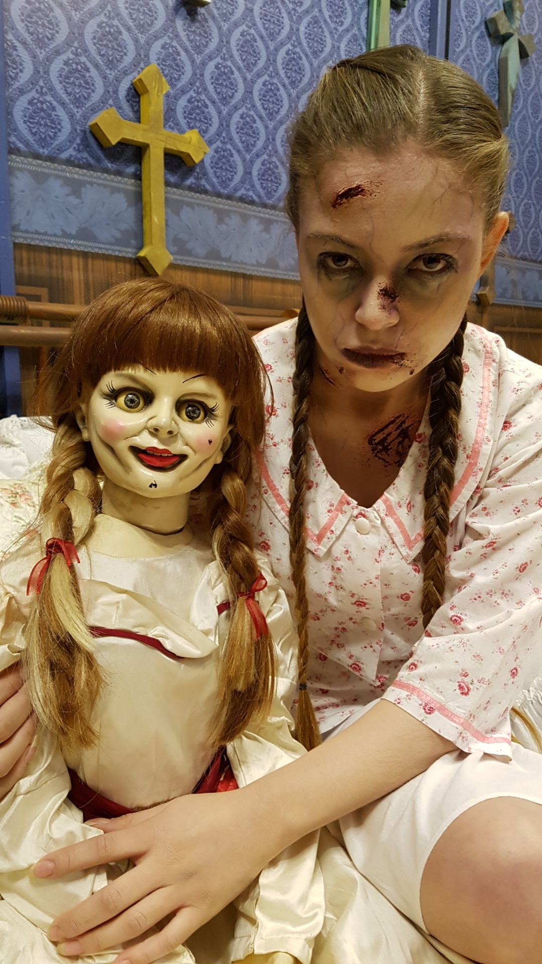 Menina "possuída" do filme "Invocação do Mal 2" ao lado da boneca Annabelle em câmera escondida do "Programa Silvio Santos", que irá ao ar no próximo domingo (5) no SBT - Divulgação/SBT