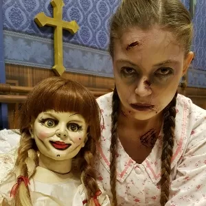 Em vídeo assustador, garota fica “possuída” em sessão de “Annabelle 2”