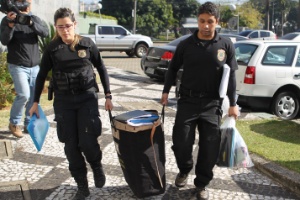 28.jun.16 - Agentes da Polícia Federal em São Paulo durante a operação Boca Livre - Rafael Arbex/Estadão Conteúdo