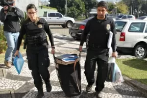 28.jun.16 - Agentes da Polícia Federal em São Paulo durante a operação Boca Livre - Rafael Arbex/Estadão Conteúdo