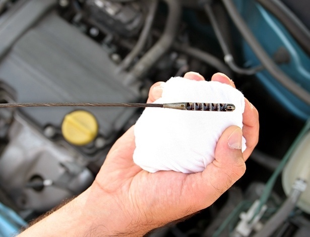 A troca do óleo lubrificante do motor é um dos principais serviços de manutenção de um carro -- por isso, é preciso saber quando, onde e, principalmente, como fazer - Shutterstock