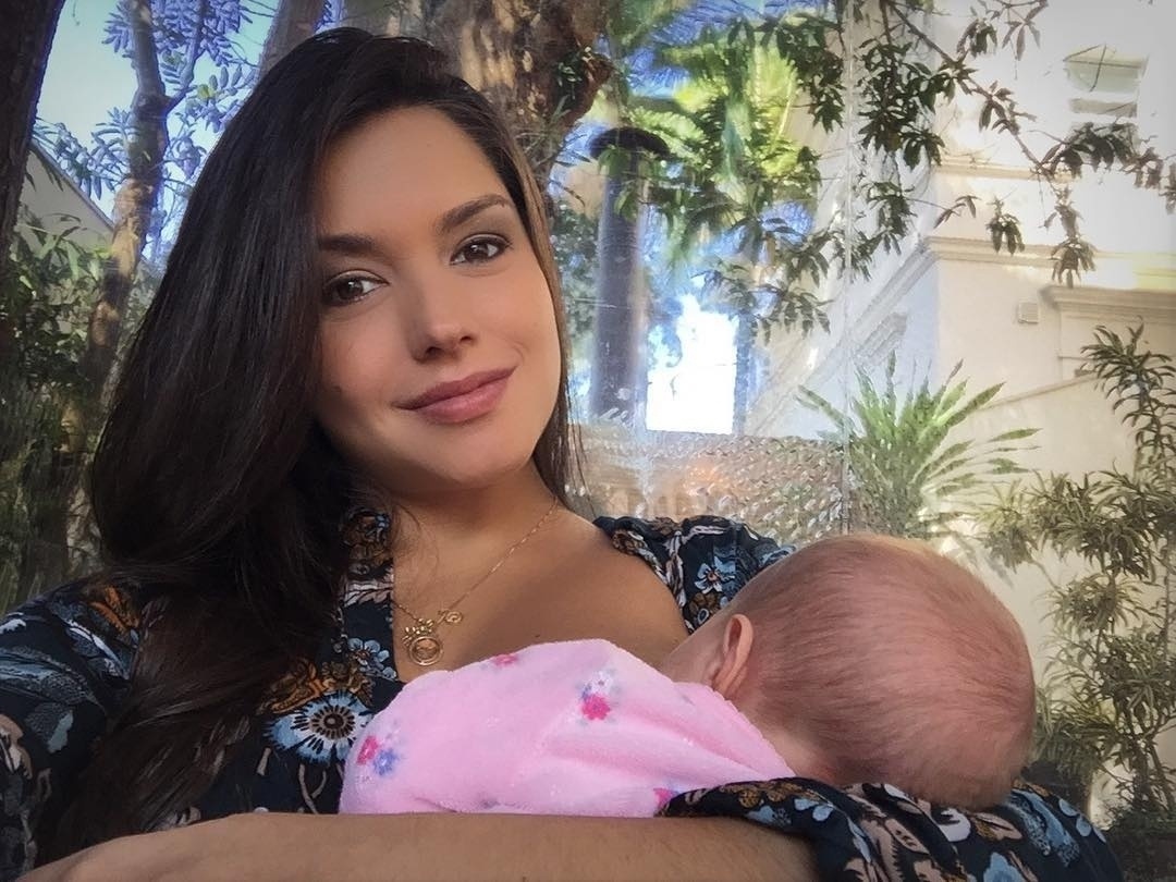 25.ago.2016 - Thais Fersoza postou foto em seu Instagram amamentado Melinda. "É muito amor", escreveu ne legenda - Reprodução/Instagram