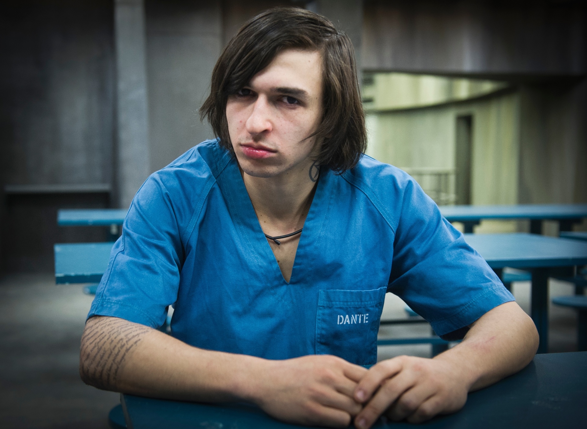 Ravel Andrade é Dante, o mais jovem dos integrantes do reality: 20 anos. Filho de família rica, ele foi deserdado pelo pai e por isso precisa ganhar o prêmio. Adepto de seitas satânicas, ele é misterioso com seu ar de roqueiro, aspecto pálido e suas inúmeras  tatuagens pelo corpo - Divulgação/TVGlobo/Cauia Franco