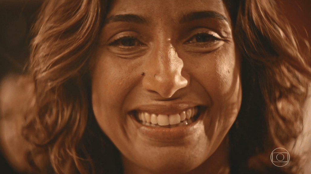 Emocionada, Tereza (Camila Pitanga) comemora com Santo (Domingos Montagner) a gravidez de Olívia (Giullia Buscacio) em "Velho Chico" - Reprodução/TV Globo