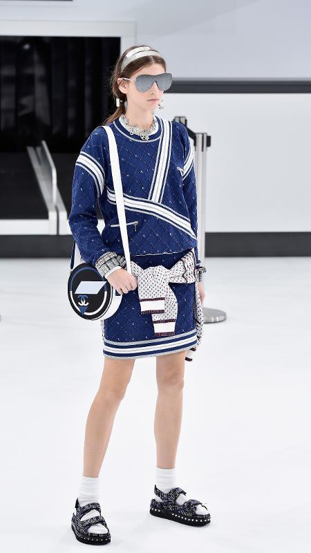 6.out.2015 - Modelo desfila sandália de LED da Chanel - Getty Images