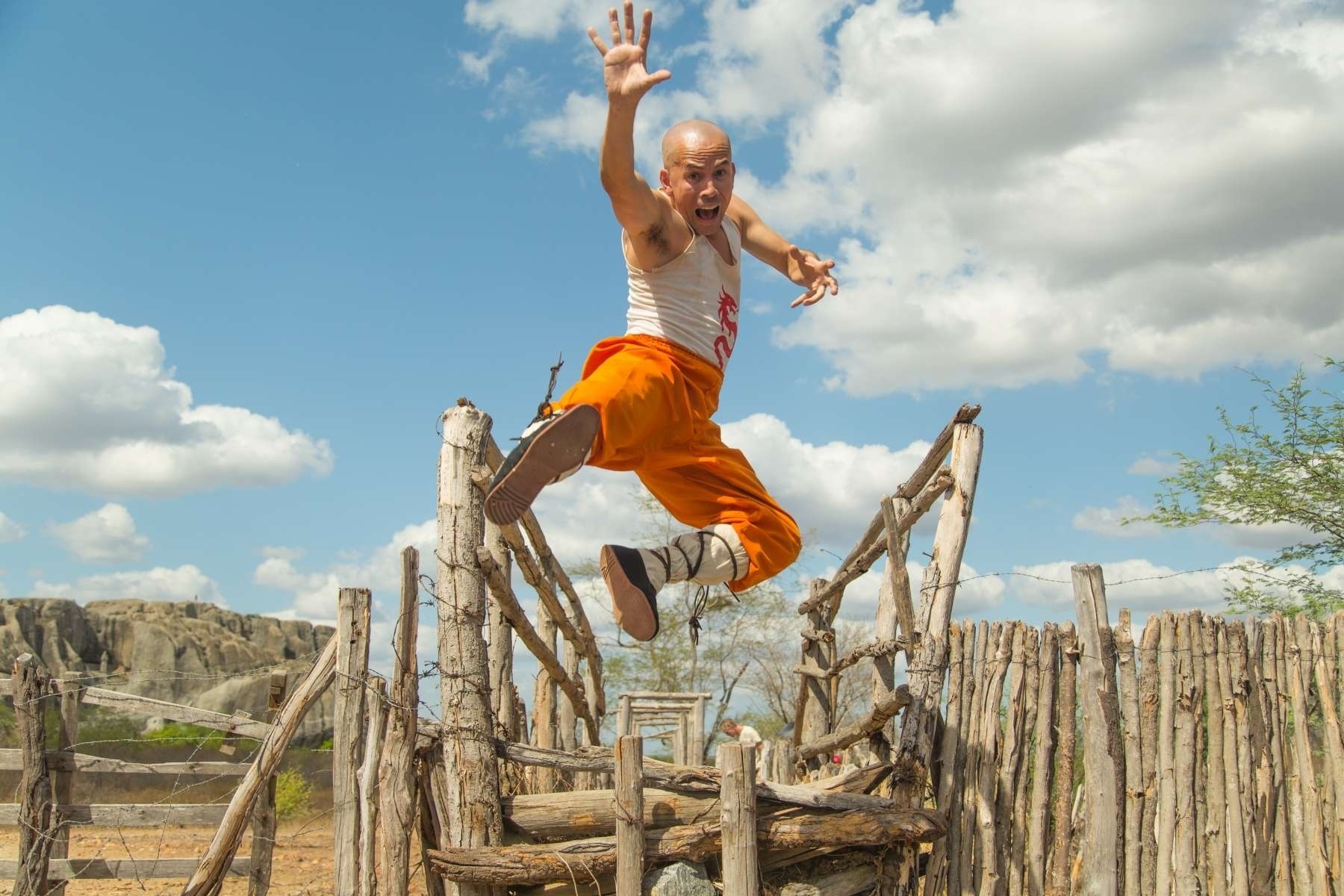 O ator Edmilson Filho em cena da comédia "O Shaolin do Sertão", de Halder Gomes - Divulgação