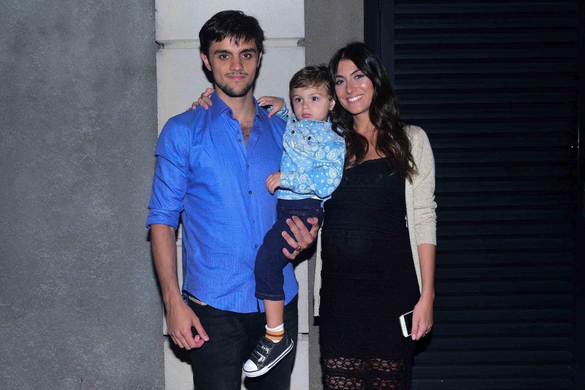 Vencedor da "Dança dos Famosos", Felipe Simas vai a festa na casa de Fausto SIlva, em São Paulo, acompanhado da mulher, Mariana Uhlmann, e do filho, Joaquim. O casal ainda espera uma menina, Maria - AgNews