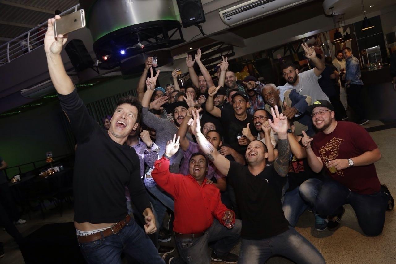 Rodrigo Faro em festa de final de ano com equipe de seu programa - Click da Foto