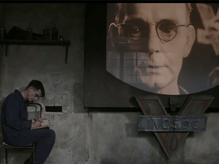 Personagem Winston, de "1984", e a teletela de seu apartamento - Divulgação