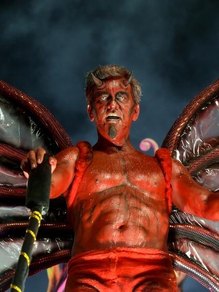 Componente de escola de samba se fantasia de diabo em desfile no Rio de Janeiro - Roberto Filho/Brazil News