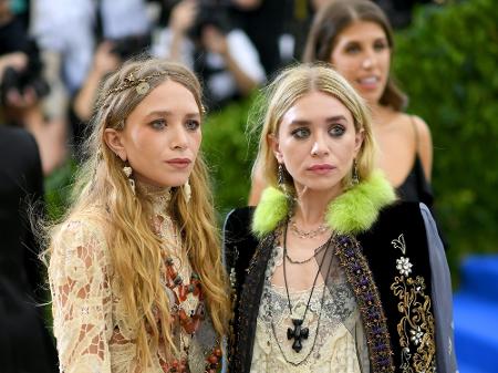 As irmãs Mary-Kate e Ashley Olsen chamam atenção pelo look  - Getty Images