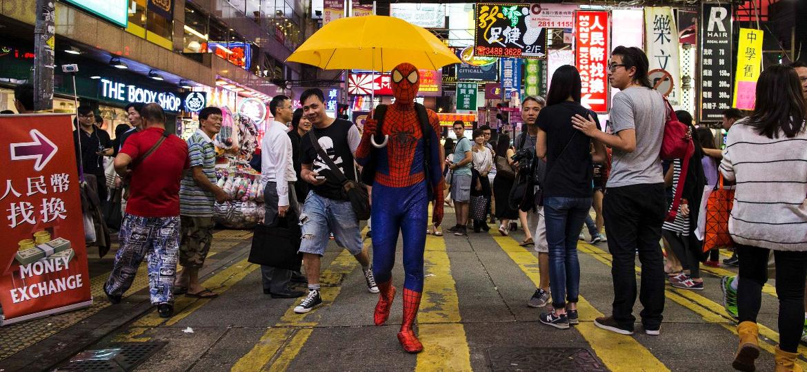 Chinês anda pelas ruas de Hong Kong vestido de Homem-Aranha - Tyrone Siu/Reuters