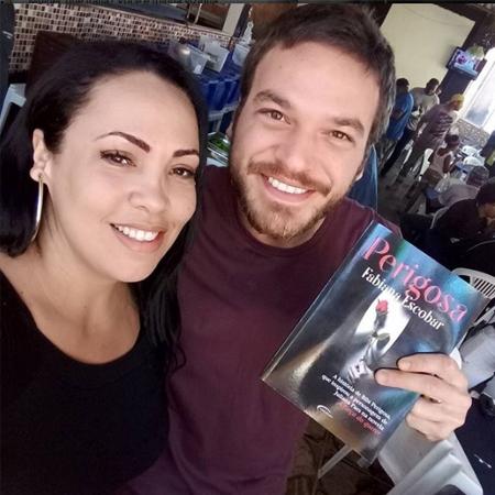 Fabiana Escobar posa com Emílio Dantas nos bastidores de "A Força do Querer" - Reprodução/Instagram - Reprodução/Instagram