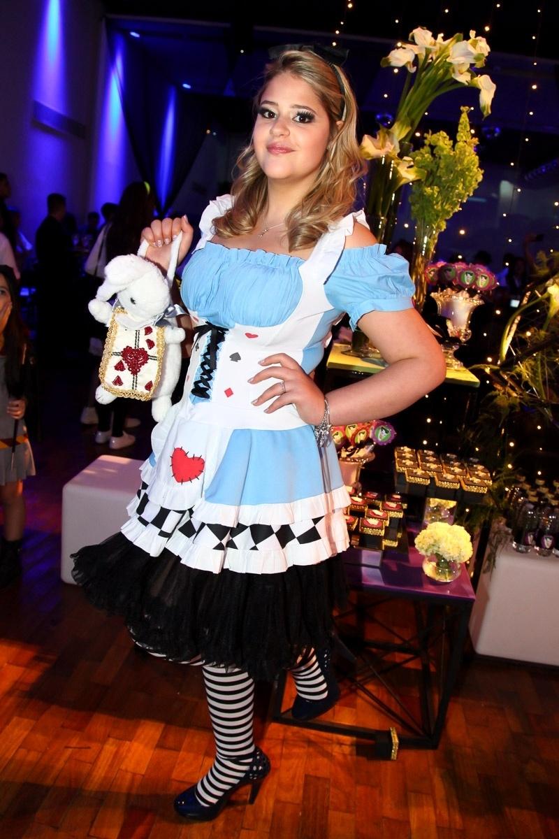 Maria Cavalcante, filha do humorista Tom Cavalcante, se veste de Alice no País das Maravilhas em festa à fantasia de Matheus Lustosa - Marcos Ribas/Brazil News