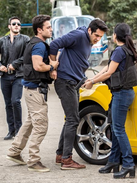 Cenas da prisão de Agnaldo (João Baldasserini) que vai ao ar dia 1º: concierge do Carioca Palace acaba sendo preso por Antônia (Vanessa Giácomo) - Fabio Rocha/Globo - Fabio Rocha/Globo