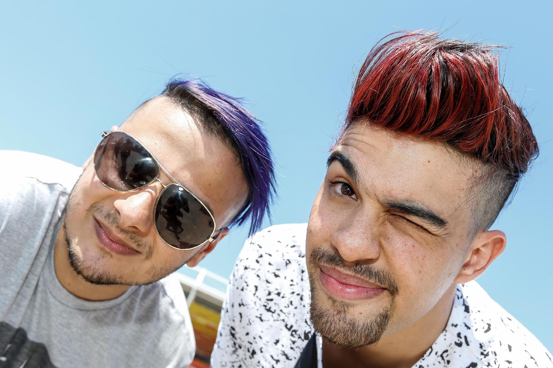 Rudy André apostou no roxo no Rock in Rio. Já Renan Tregueiros foi no look vinho - Marco Antônio Teixeira/UOL