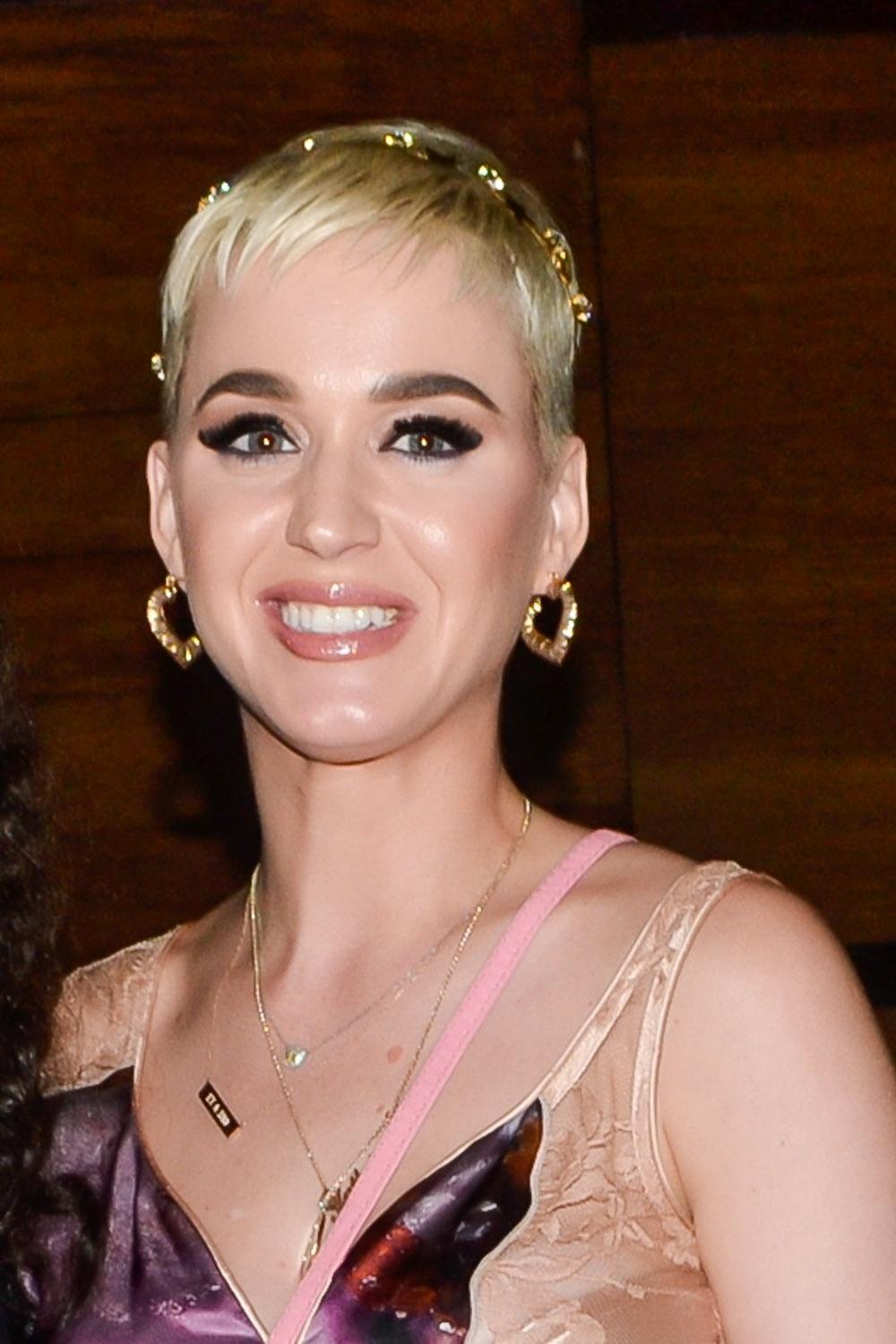 A cantora Katy Perry, que faz show em São Paulo neste sábado (17), saiu para jantar em uma churrascaria na sexta-feira e, muito simpática, conversou com fãs, tirou fotos e até autografou o braço de um deles - Clayton Felizardo/Brazil News