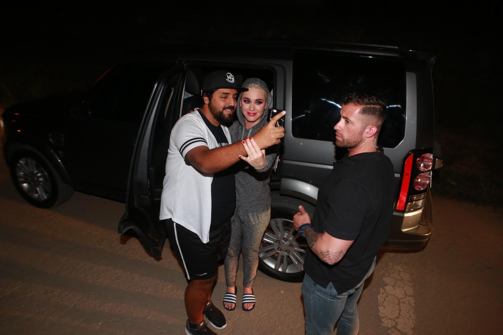 Katy Perry posa para foto com fãs ao desembarcar no Rio, onde se apresentará esta noite - Dilson Silva/AgNews