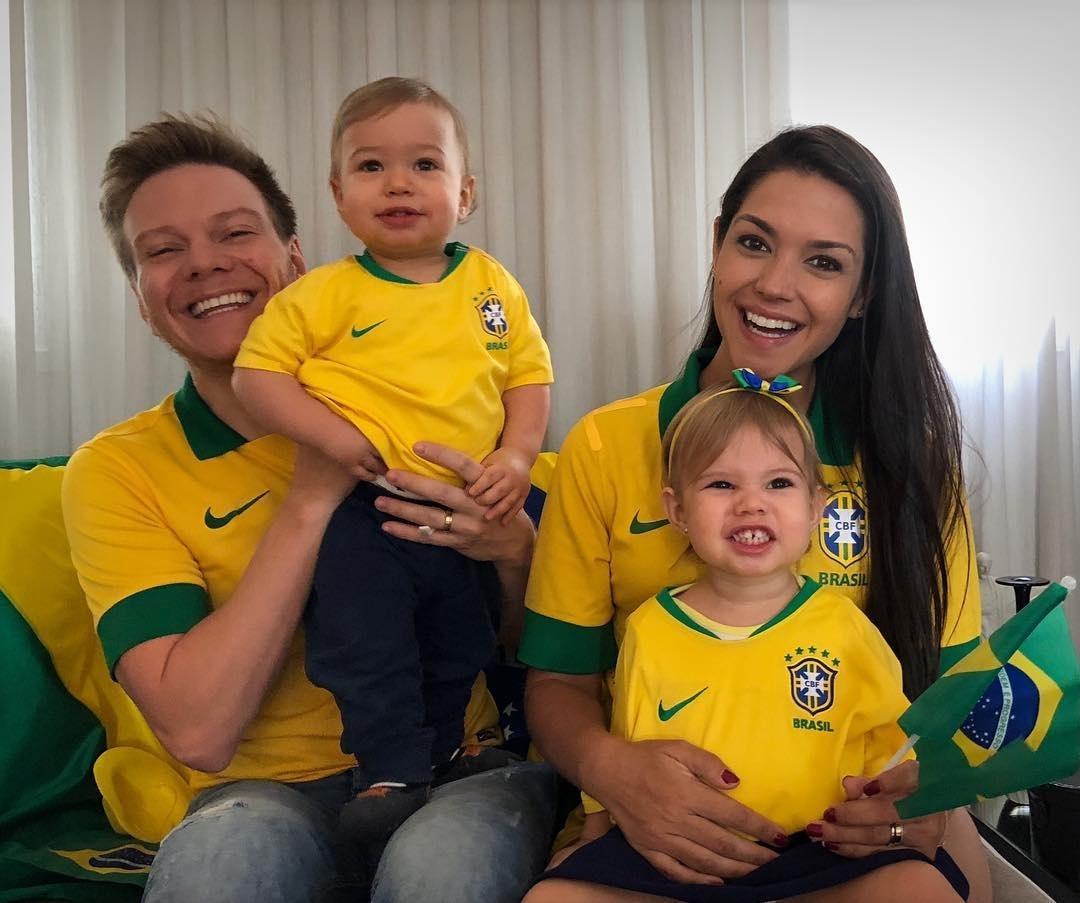 Teló e Thaís Fersoza estão na torcida pelo Brasil com Melinda e Teodoro - Reprodução/Instagram