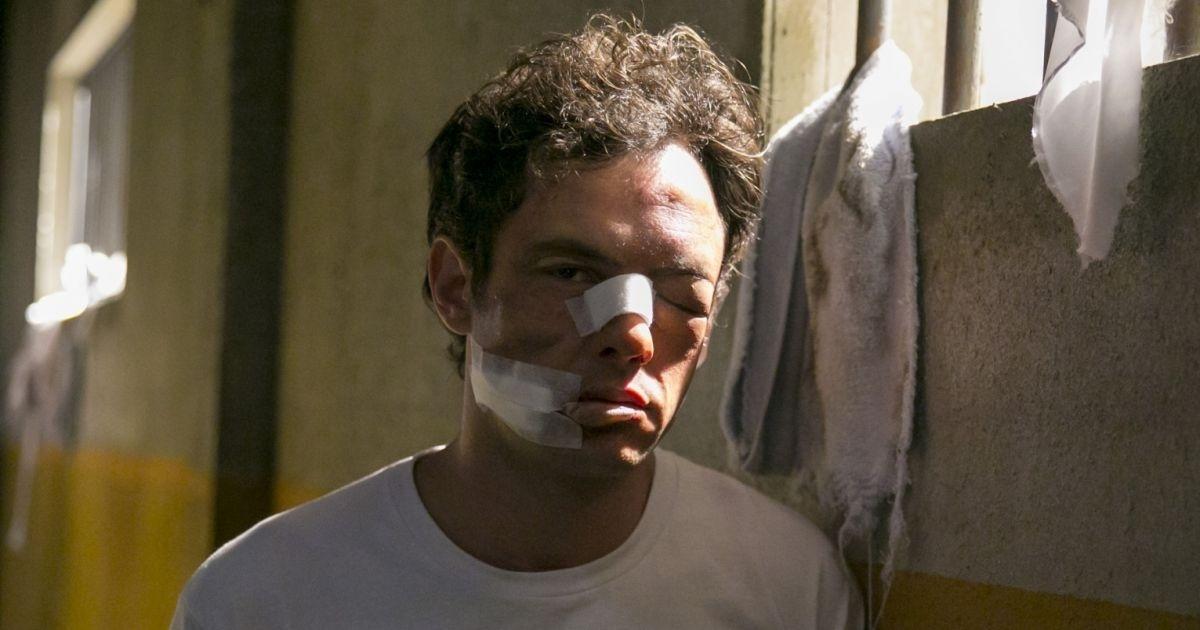 Sergio Guizé apanha em prisão e fica com rosto desfigurado em "O Outro Lado do Paraíso" - Reprodução/TV Globo