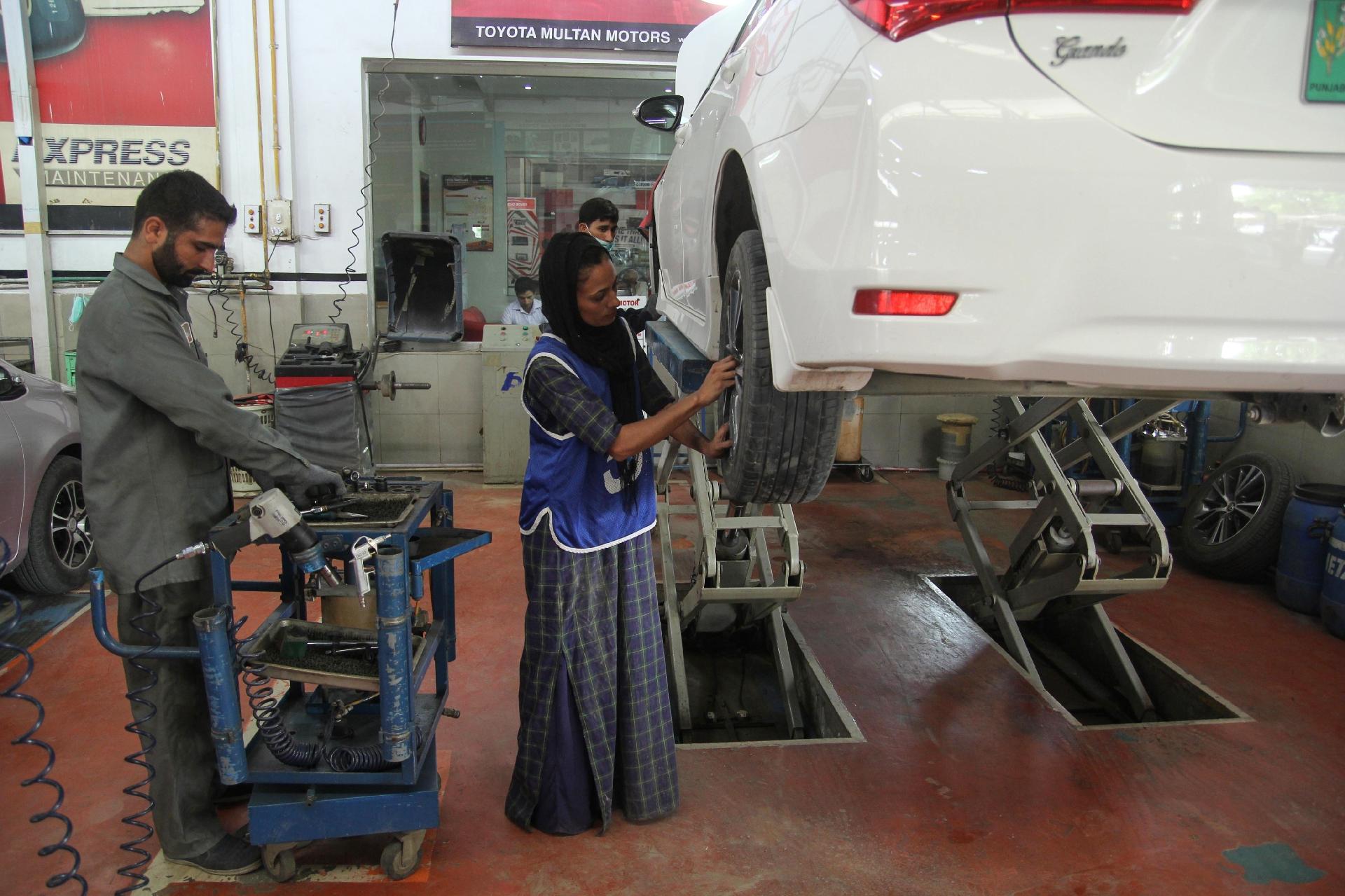 Uzma Nawaz em oficina no Paquistão - S.S.Mirza/AFP