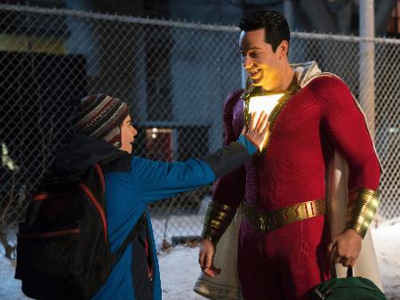 Shazam (Zachary Levi) e Freddy Freeman (Jack Dylan Grazer) em cena do filme "Shazam!" - Divulgação/Steve Wilkie/DC Comics