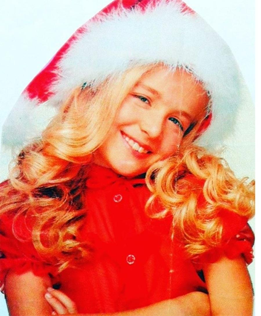 "Feliz Natal da minha criança para a sua.., que ela esteja sempre renascendo com toda sua alegria, verdade, compaixão , paz e amor", escreveu Angélica - Reprodução/Instagram