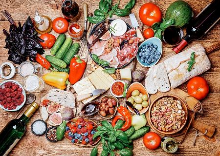 Dieta Mediterrânea prioriza itens como azeite, frutas, legumes, peixes e oleaginosas