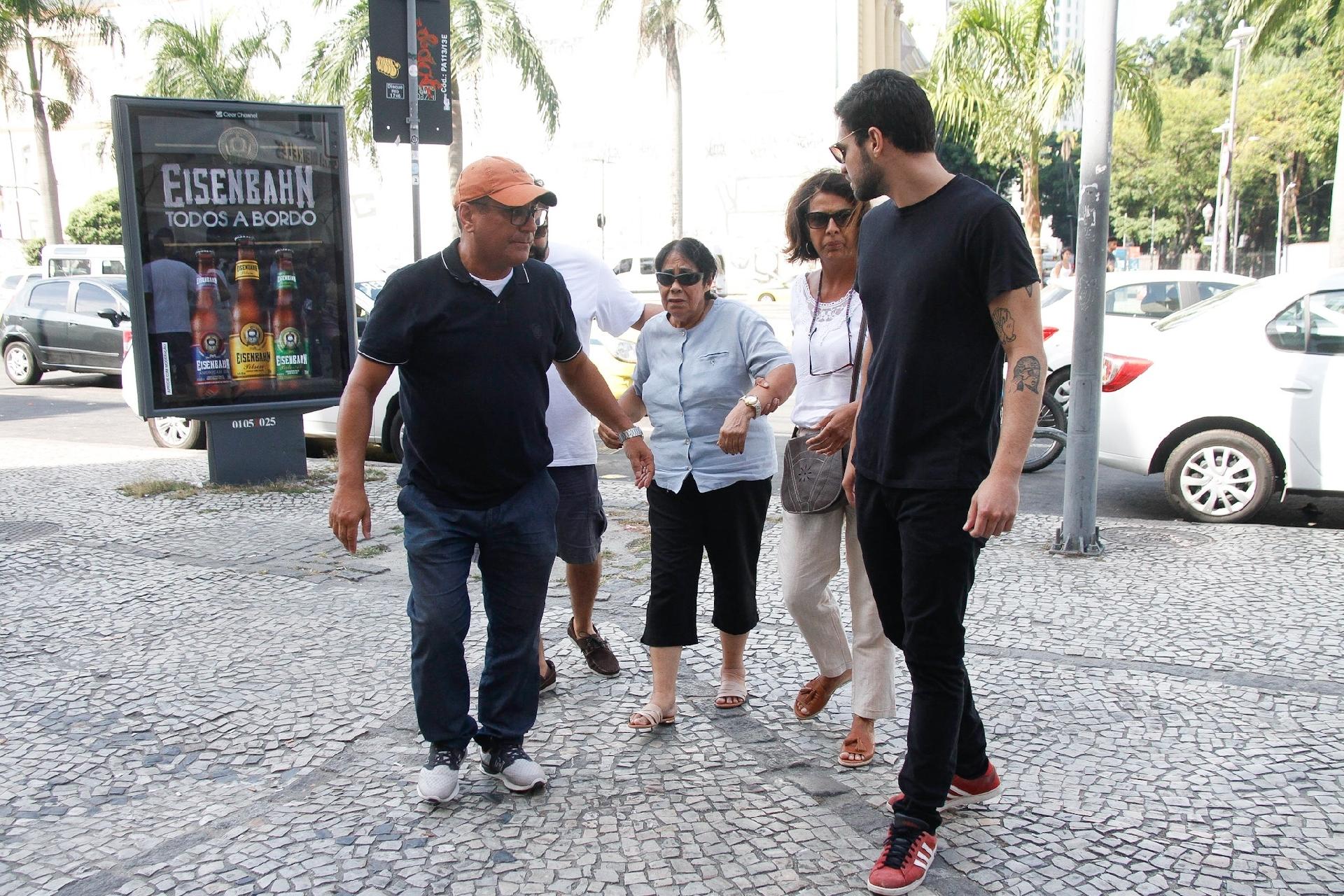 A mãe de Marcelo Yuka chega ao velório do filho, no Rio; músico morreu nesta sexta (18), após ficar internado por um AVC - Marcos Ferreira / Brasil News