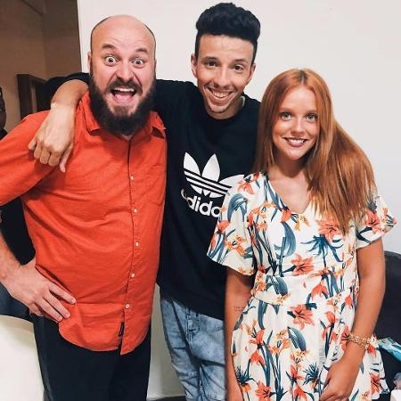 Rafah posa com os atores Paulinho Serra e Gabi Lopes nos bastidores do clipe "Não Sou Mais Seu" - Reprodução/Instagram/rafah - Reprodução/Instagram/rafah