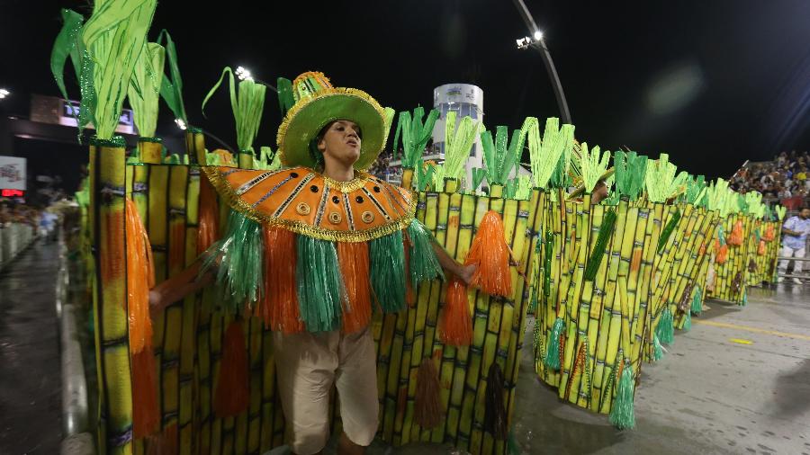 Sob o enredo "Brasil, Eu Quero Falar de Você", a Águia de Ouro abordou as diversas formas de exploração do povo brasileiro, desde a época colonial, com a escravidão de índios e negros, até o cenário de desigualdade social dos dias de hoje - Ricardo Matsukawa/UOL