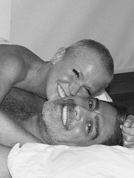 Xuxa e Junno posam nus na cama em ensaio para a revista "Wow" - Reprodução/Instagram