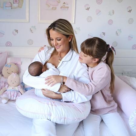 Ticiane Pinheiro amamenta Manu ao lado de Rafa - Reprodução/Instagram - Reprodução/Instagram