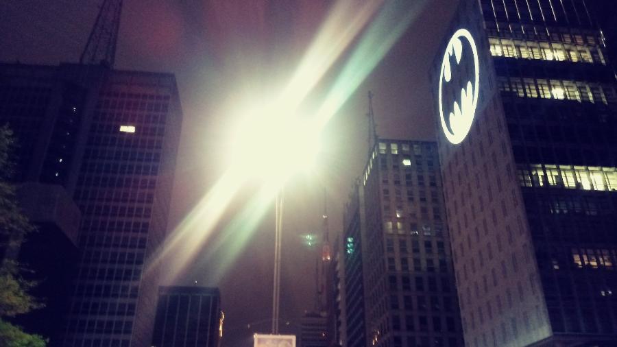 Batsinal foi acendido ontem na Avenida Paulista em alusão aos 80 anos da primeira aparição do super-herói nas HQ"s da DC Comics - Reprodução