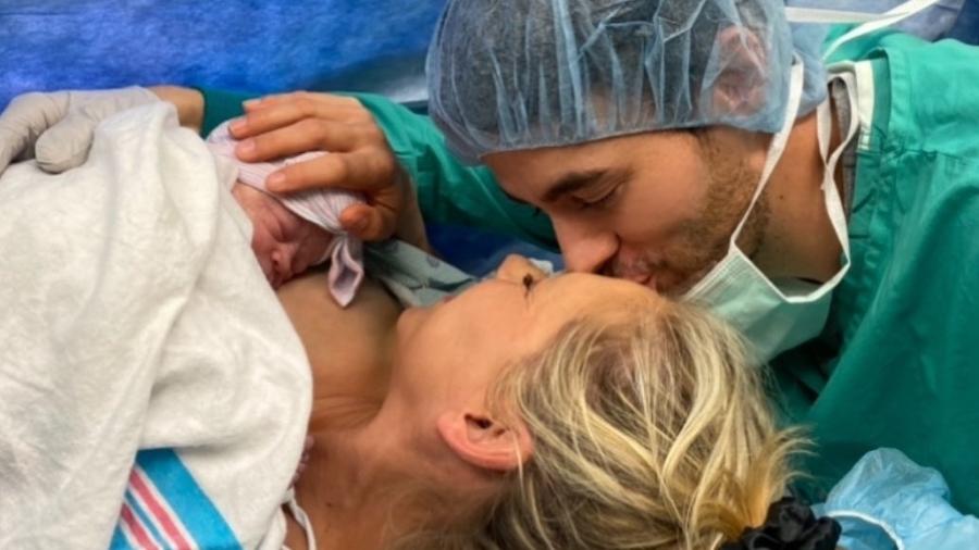 Anna Kournikova e Enrique Iglesias mostram o caçula do casal - Reprodução/Instagram