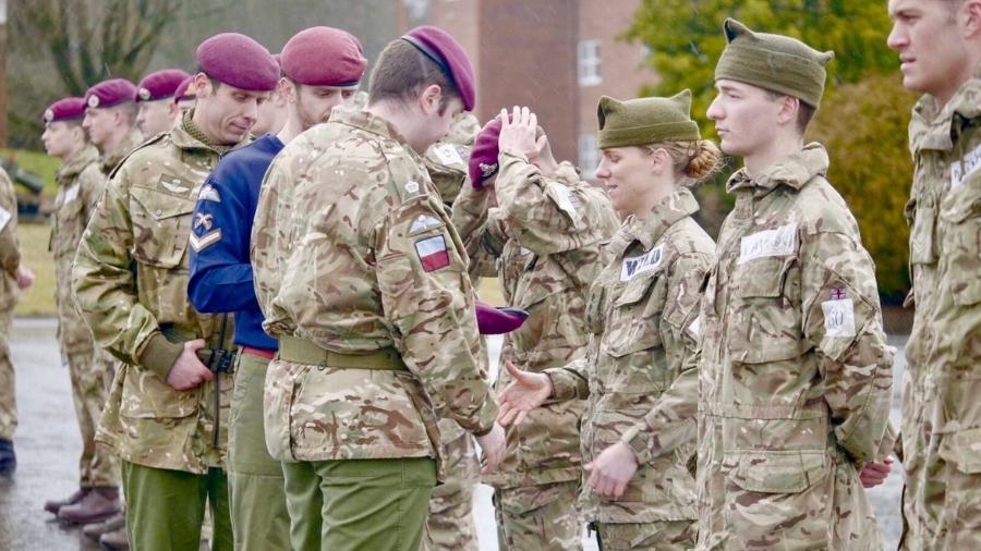 Rosie Wild cumprimenta membro do exército britânico; ela fez história ao passar em curso de paraquedismo - Reprodução/Twitter