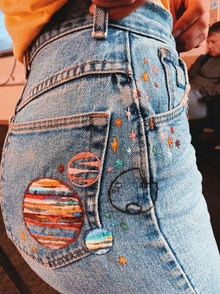 Uso de linhas coloridas para a costura podem ser feitas na região dos bolsos - Reprodução/Twitter