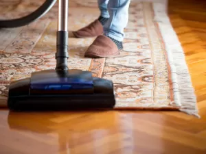 Adeus, poeira: veja aspiradores para facilitar limpeza de tapetes e carpete