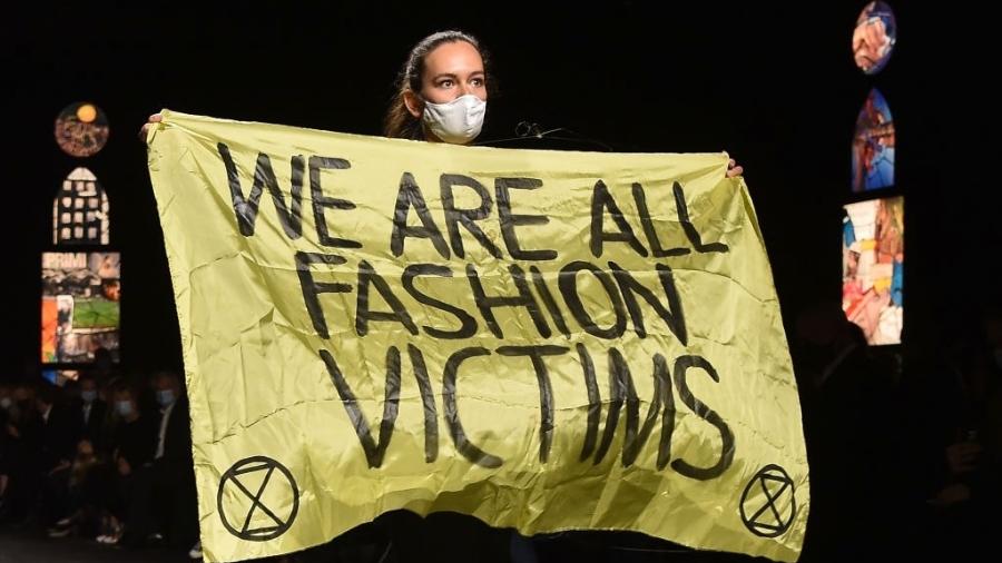 "Somos todos vítimas da moda", diz cartaz em protesto durante o Paris Fashion Week - Stephane Cardinale - Corbis/Corbis via Getty Images