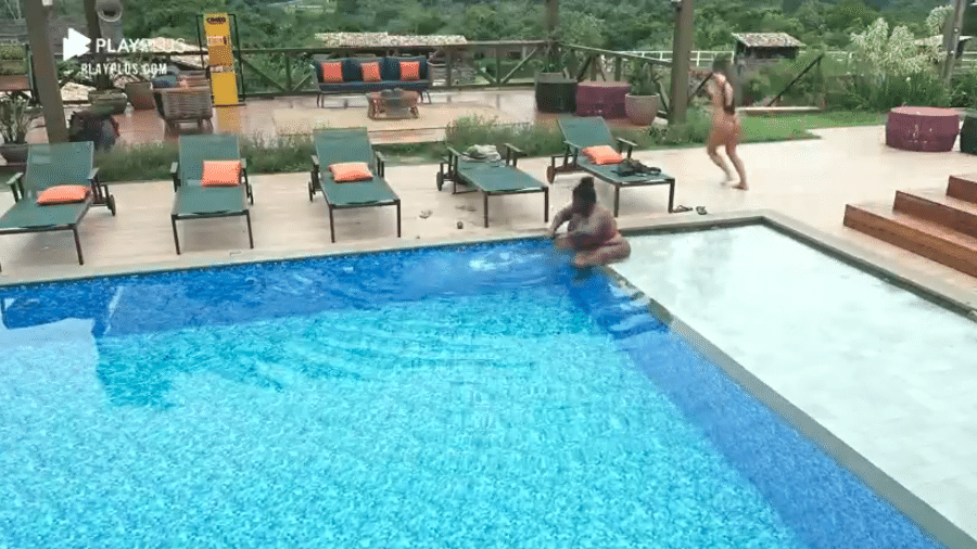 A Fazenda 2020: Jojo Todynho se aterroriza com bicho na piscina - Reprodução/RecordTV