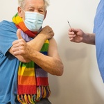 Ian McKellen recebe a vacina contra a covid-19 - Reprodução/NHS