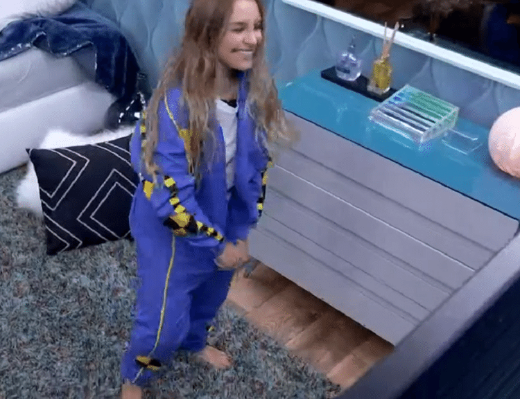 BBB 21: Carla veste fantasia de dummy - Reprodução Globoplay - Reprodução Globoplay